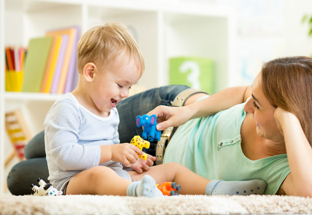 Ребенок играет с мамой