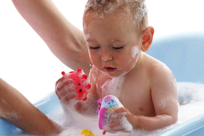 Мама купает играет с малышом во время купания