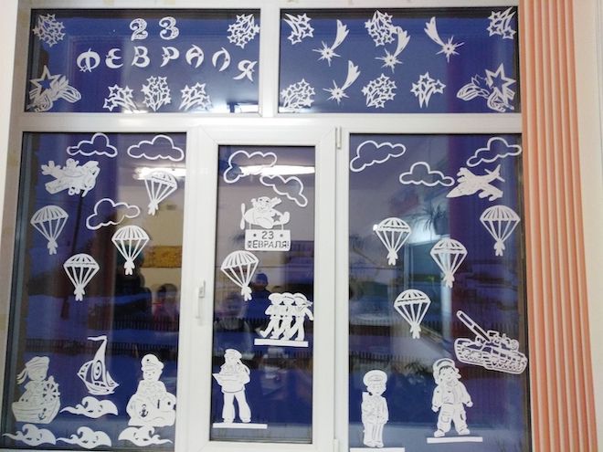 Вытынанки к 23 февраля на окнах